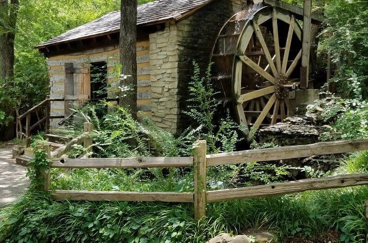 Dřevěná chatová vesnice